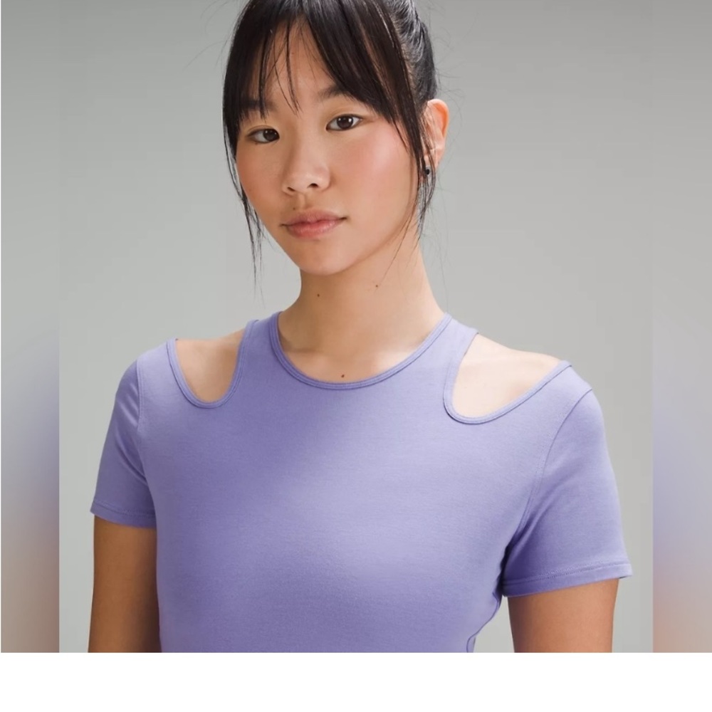 Lululemon Women's Purple
Shoulder Cut-Out Yoga T-Shirt
Size 10 - Picture 4 of 5